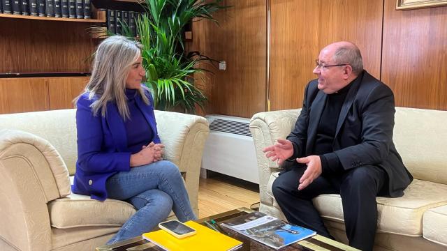 Reunión de Milagros Tolón y el deán de la Catedral de Toledo, Juan Pedro Sánchez. Foto: Delegación de Gobierno.