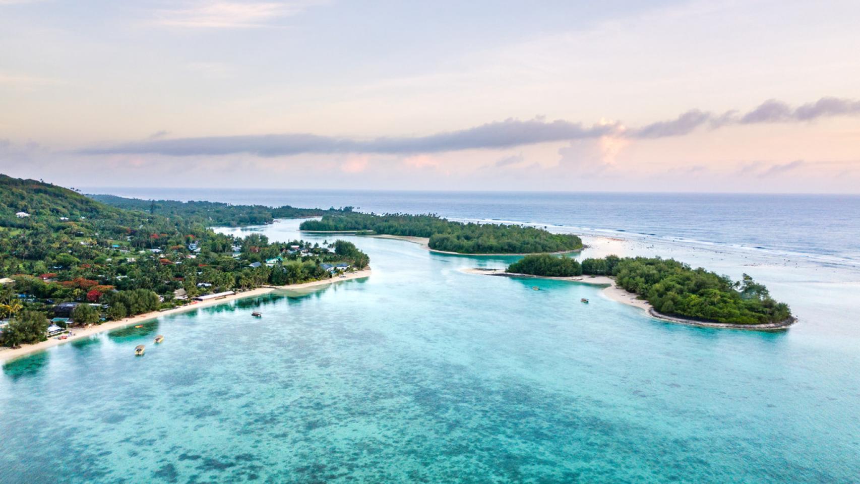 Una vista aérea de la laguna de Muri al amanecer en Rarotonga (Islas Cook).