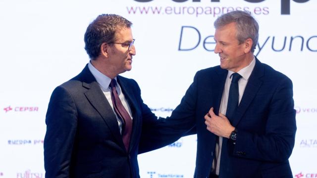 Alberto Núñez Feijóo y Alfonso Rueda este lunes en un desayuno informativo en Madrid.
