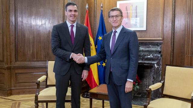 El presidente del Gobierno, Pedro Sánchez, y el líder del PP, Alberto Núñez Feijóo, el 22 de diciembre en el Congreso.