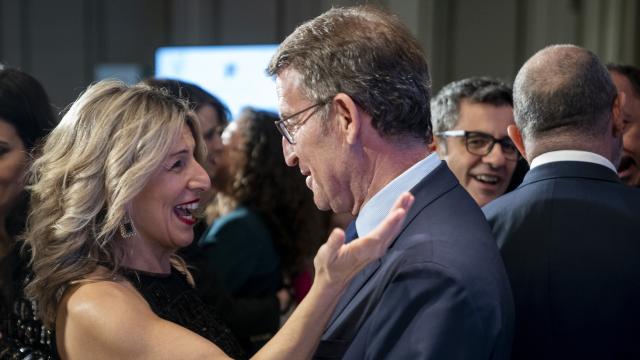 Yolanda Díaz saluda a Feijóo en una cena navideña.