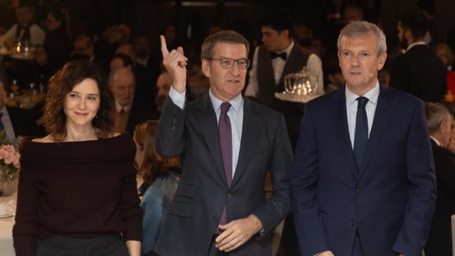 Ayuso, Feijóo y Alfonso Rueda, este lunes en un desayuno informativo en Madrid.