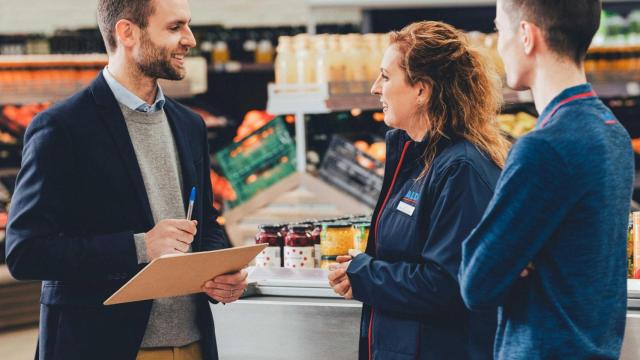 Varios empleados de Aldi en un supermercado