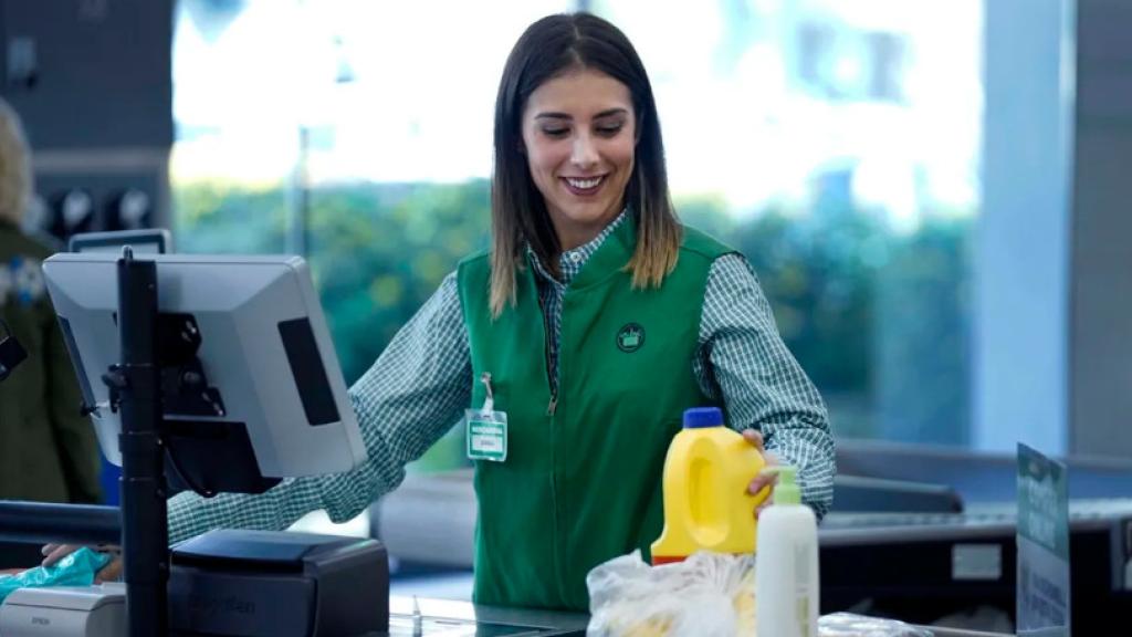 Una cajera de Mercadona durante una jornada