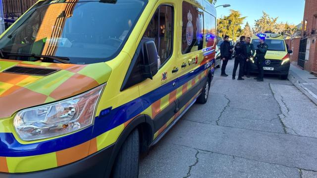 Efectivos del 112 en la vivienda de Colmenar Viejo donde ha muerto un hombre.