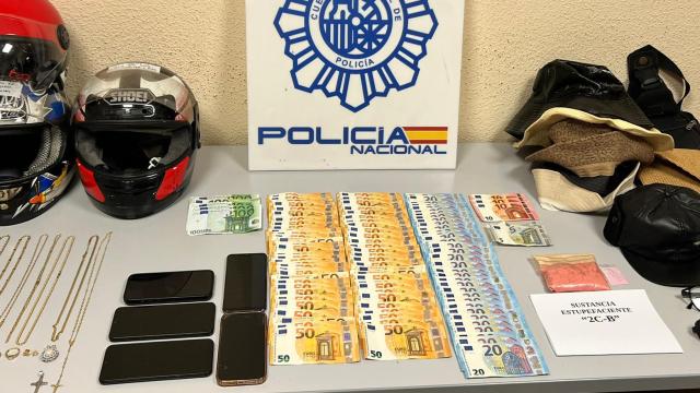 Dinero, joyas, móviles y drogas intervenidos por los investigadores.