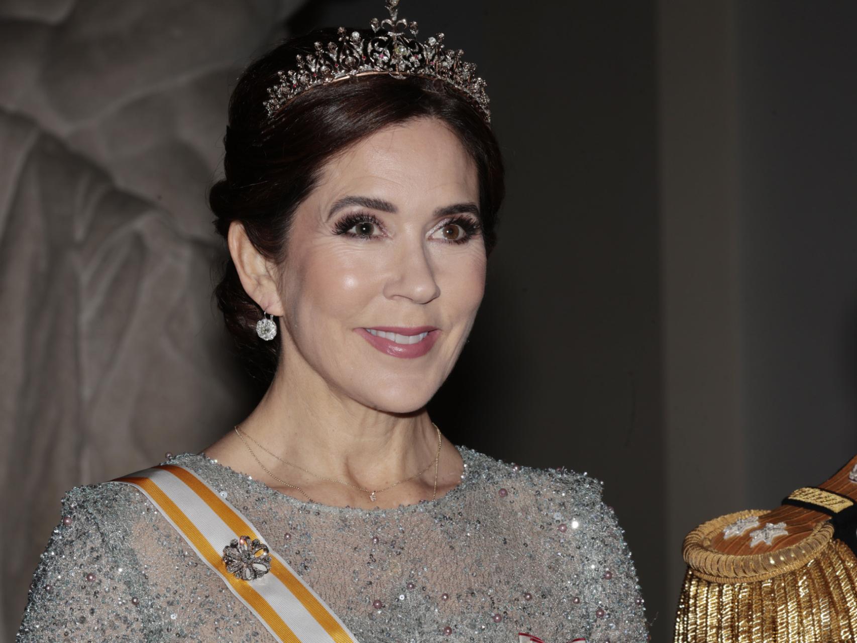 La futura reina de Dinamarca disfrutando de un café.