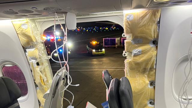 El hueco en el fuselaje del avión tras el desprendimiento de una puerta.