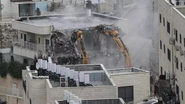 Momento en el las autoridades israelíes demuelen un edificio residencial palestino en Jerusalén Este.