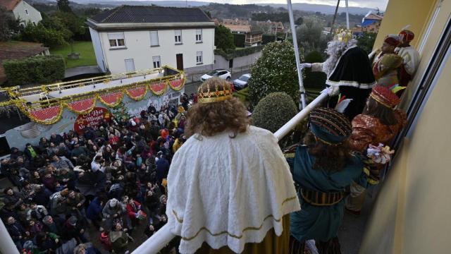 Los Reyes Magos durante la cabalgata de Oleiros (A Coruña).