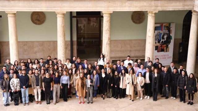 La consellera Nuria Montes con la nueva promoción de becados Ivace Internacional.