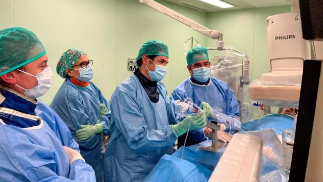 El doctor Rafael García de la Borbolla durante la intervención.