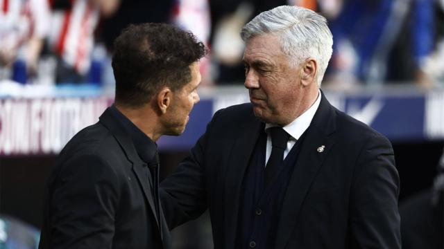 Saludo entre Diego Pablo Simeone y Carlo Ancelotti antes de uno de los derbis en el Metropolitano