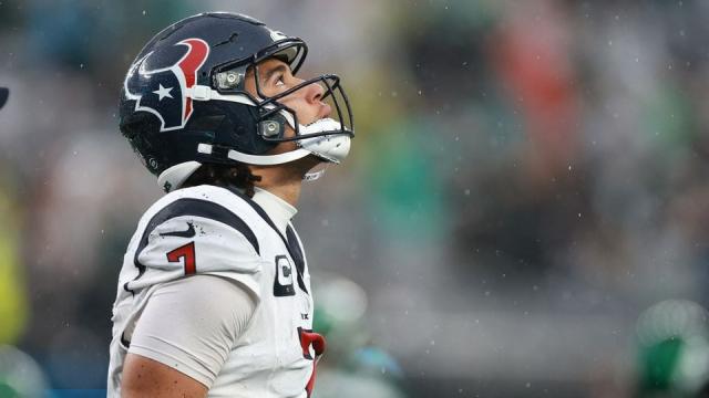 CJ Stroud mira al cielo durante un partido de NFL.