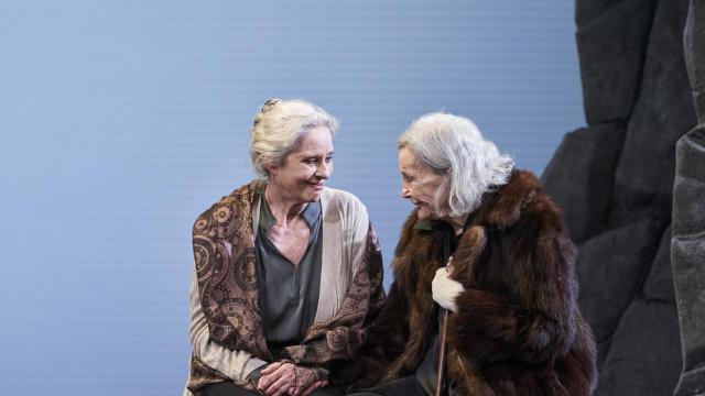 Nuria Espert (dcha.) con Vicky Peña en 'La isla del aire'. Foto: David Ruano