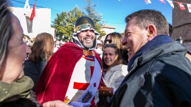 Emiliano García-Page, en la fiesta de Moros y Cristianos de Valverde de Júcar (Cuenca)
