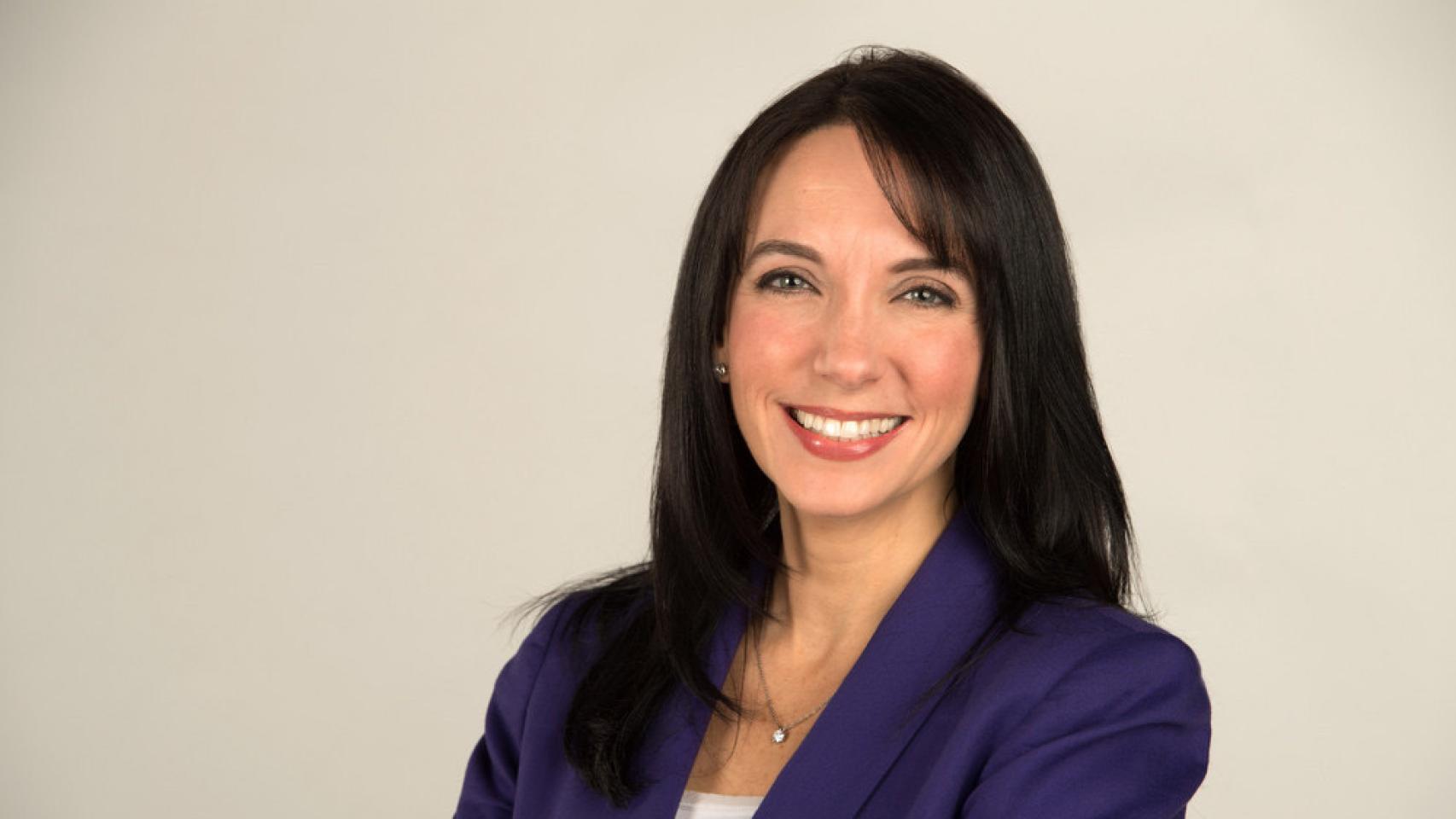 Julie Souza, jefa de deportes en el área de servicios profesionales globales de Amazon Web Services (AWS).