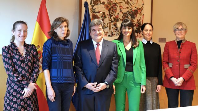 Mayte Ledo, nueva secretaria de Estado de Digitalización e Inteligencia Artificial, junto a José Luis Escrivá, ministro de Transformación Digital y Función Pública.