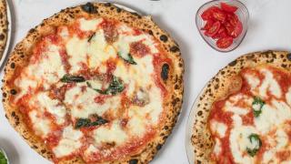 El nuevo restaurante de dos italianos en La Latina que hacen sus pizzas con agua de mar