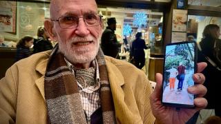 Paco muestra una imagen de él y su mujer que le encanta.