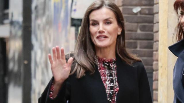 La Reina saluda a su llegada a la cita.