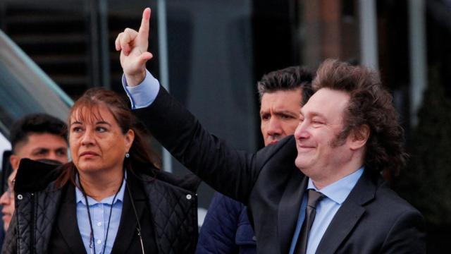 El presidente de Argentina, Javier Milei, saluda a los seguidores fuera del hotel donde se alojará antes de viajar a la Antártida, en Río Gallegos.