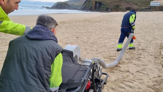 Un momento de la inspección en el arenal de Valdoviño