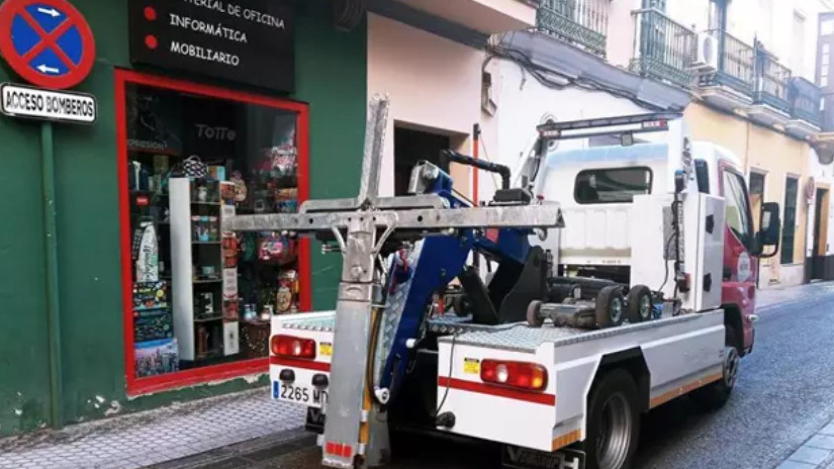 Grúa por la calle en Sevilla