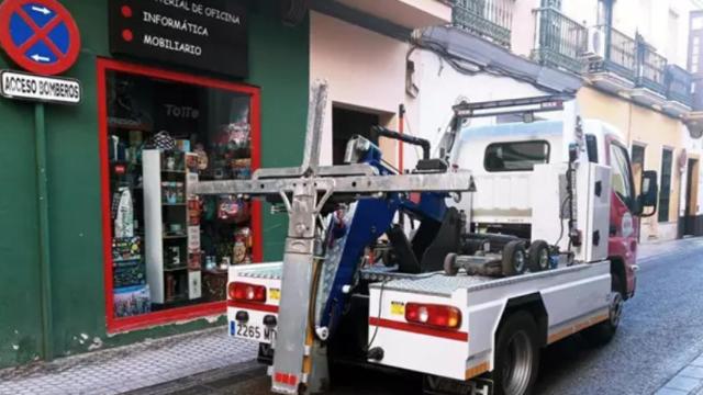 Grúa por la calle en Sevilla