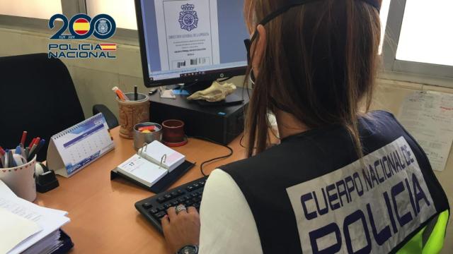 Un agente de la Policía Nacional.