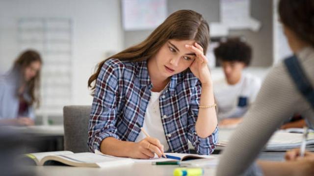 Una chica estudiando para un examen