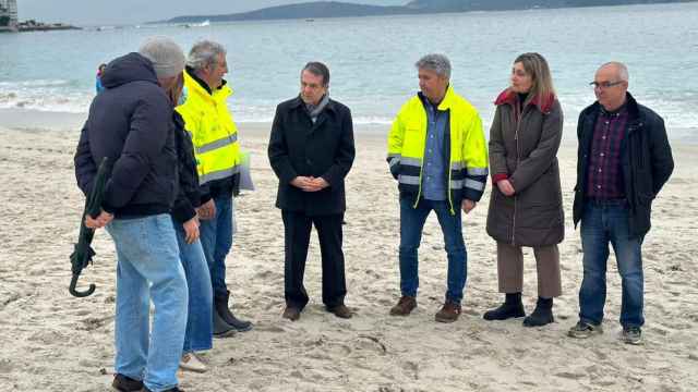 Abel Caballero en la playa del Vao.
