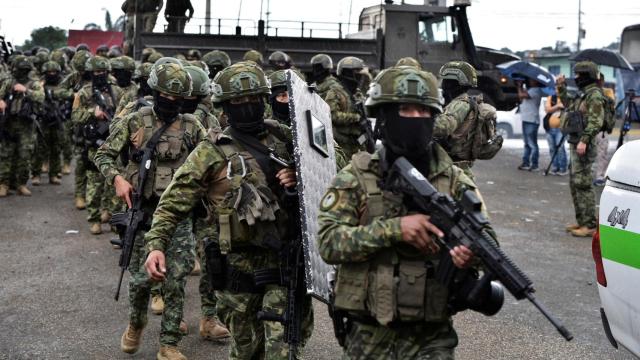 Soldados de Ecuador inspeccionan la prisión de Guayaquil.