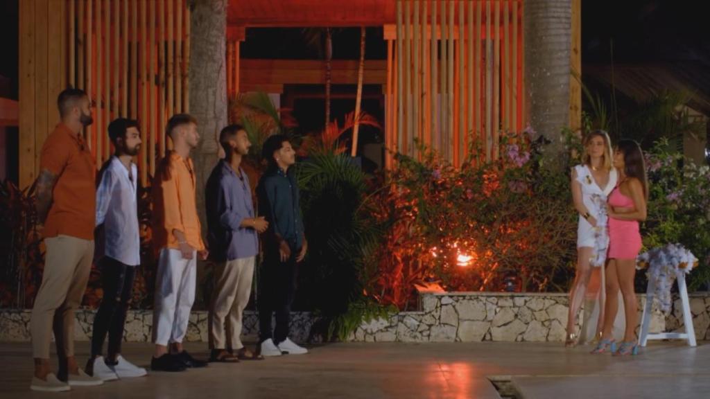 Zaira le pone el collar a David en 'La isla de las tentaciones 7'.