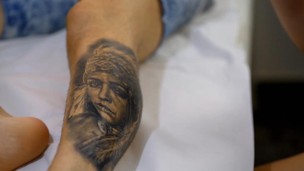 Tatuaje cara Andrea, de 'La isla de las tentaciones'.