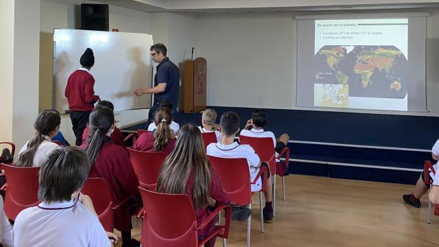 Una de las clases programadas por la UA en un colegio.