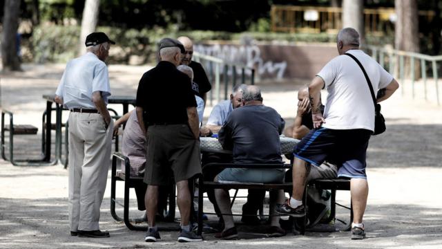 Un grupo de jubilados en un parque.