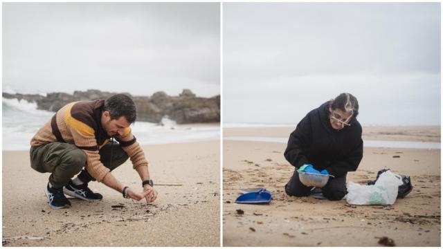 Rodrigo Fresco y María Arceo recogiendo 'pellets' en las playas gallegas