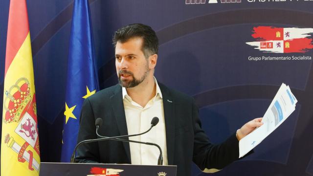 El secretario general del PSCyL, Luis Tudanca, durante la rueda de prensa en las Cortes de este miércoles.