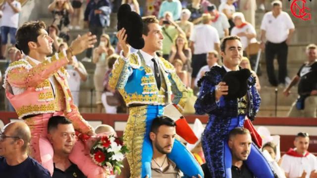 Tarde triunfal en la pasada feria de Arévalo con Cayetano, Ginés Marín y 'El Fandi' a hombros.
