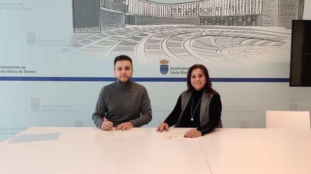 Firma del convenio entre el Ayuntamiento y la Clínica Santa Marta