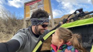 El pediatra Joaquín Susmozas en una ruta junto a su hija Julia.