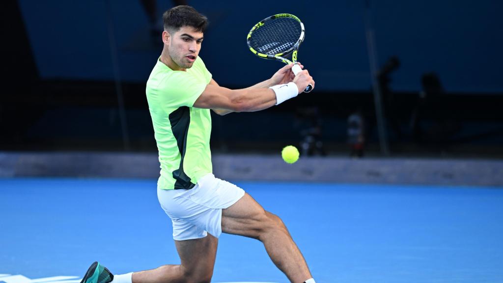 Carlos Alcaraz, durante su partido de exhibición en Australia
