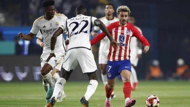 Griezmann intenta zafarse de la presión de Rüdiger y Tchouameni en la semifinal de la Supercopa de España.