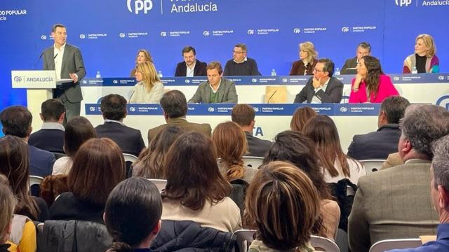 El presidente de la Junta de Andalucía, Juanma Moreno, en la junta directiva del PP en Huelva.