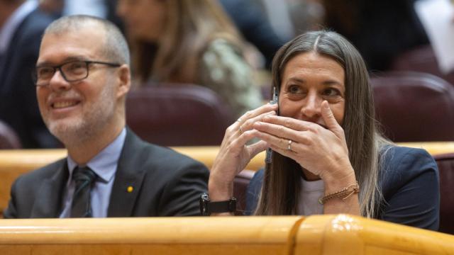 Míriam Nogueras (Junts), este miércoles en el Senado, habla por el teléfono entre risas.