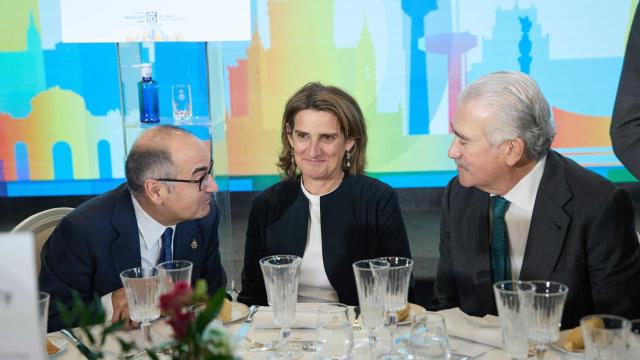 El presidente de Banco Sabadell, Josep Oliu; la vicepresidenta tercera y ministra para la Transición Ecológica y el Reto Demográfico, Teresa Ribera, y el CEO de Endesa, José Bogas, conversan durante la primera jornada de la XIV edición de Spain. Investors Day