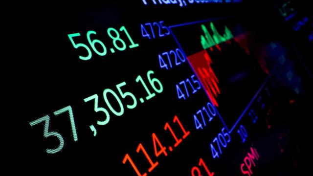 Un panel de la Bolsa de Nueva York muestra la cotización del Dow Jones.