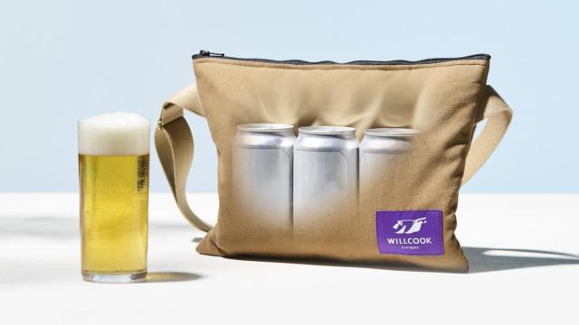 Willcook enfriando latas de cerveza.