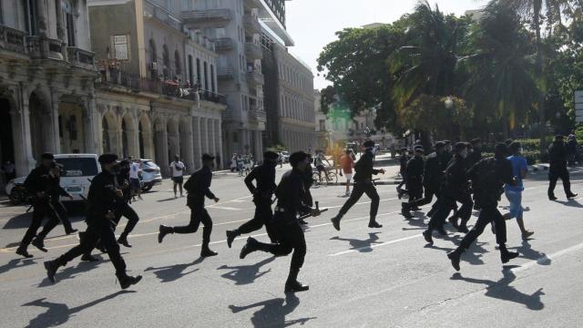 Agentes de la dictadura cubana reprimen las protestas contra el régimen.
